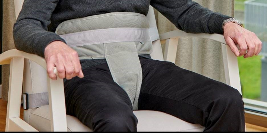 Ceinture périnéale de maintien au fauteuil avec fermeture à glissière pour couverture amovible